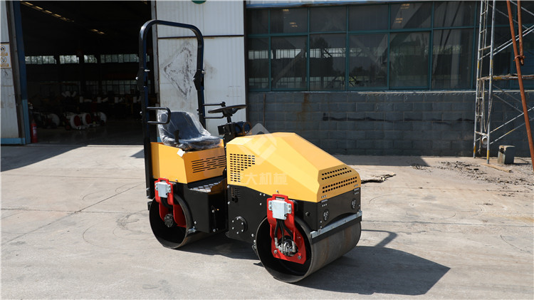 小型壓路機(jī)配重松動的原因是什么？4個(gè)細(xì)節(jié)告訴你